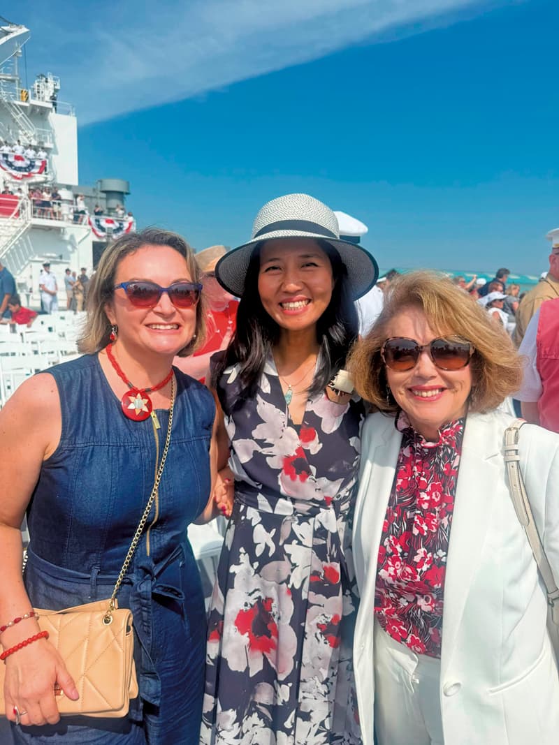 La cónsul ecuatoriana con la alcaldesa de Boston, Michelle Wu.
