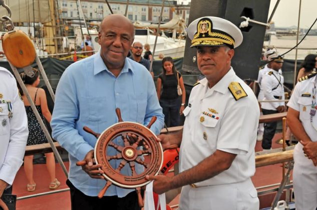 El c&oacute;nsul dominicano en Boston, Antonio Almonte, recibe una replica del tim&oacute;n del buque escuela "Juan Bautista Cambiaso".