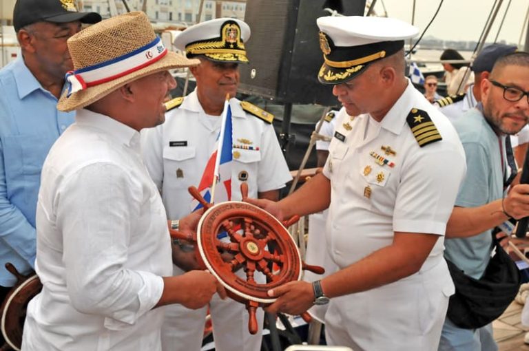 Alcalde Brian DePena recibe replica del timón del Buque dominicano.