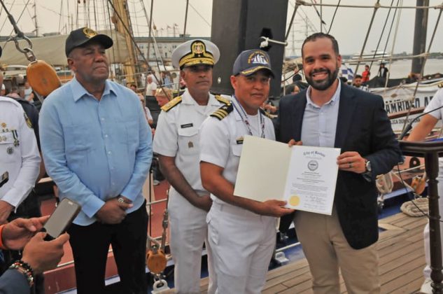 El concejal de Boston, Enrique Pep&eacute;n, entrega reconocimiento a los comandantes del buque escuela dominicano.