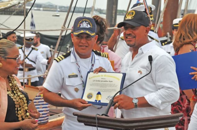 El alcalde de Lawrence, Brian DePe&ntilde;a, dominicano, entrega reconocimiento al comandante del buque "Juan Bautista Cambiaso".