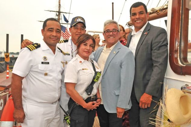 Autoridades dominicanas en Boston con los oficiales a mano del buque escuela.