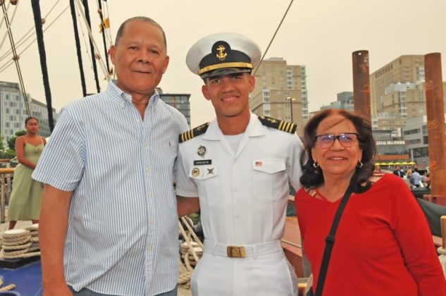Manuel Adames, uno de nuestros l&iacute;deres dominicanos y director del movimiento Duartiano en Boston, en el buque escuela.