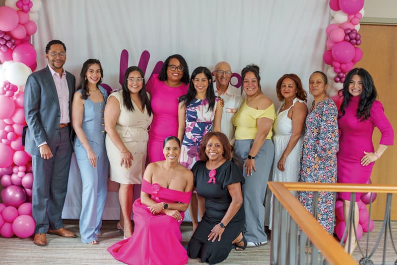Comenzando a izquierda la directiva de FUNDOARCU: Regis Gonzalez, Krystal Troncoso, Alexandra Valdez, Yarlennys Villaman, Kirsys Catalino De Fernandez, Luis Matos, Denisha Peña, Raquel Duverge, Fatima Perez, Emcee Cecy Del Carmen. Abajo: Co-fundadora de Lazos Al Futuro, Katiuska Fernandez, CEO de Lazos Al Futuro Glennys Acosta