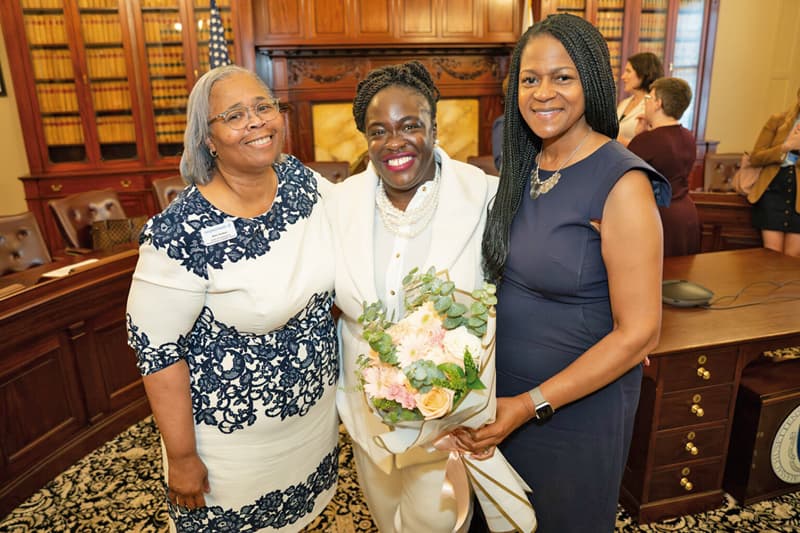 Abordan crisis de salud materna que atraviesa el estado 2 (From left to right) Mimi Gardner, Vice President, Chief of Community Partnerships and Health Impact, NeighborHealth; Dr. Ndidiamaka Amutah-Onukagha, Center for Maternal Health Advancement, Tufts University, present flowers to Dr. Bisola Ojikutu, Commissioner of Public Health and Executive Director, Boston Public Health Commission after the event.