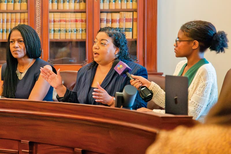 Abordan crisis de salud materna que atraviesa el estado 1 Senator Liz Miranda, maternal health equity leader, addresses the crowd, accompanied to the left by Dr. Bisola Ojikutu, Commissioner of Public Health, Boston Public Health Commission and Brianna Rosa, legislative aide.