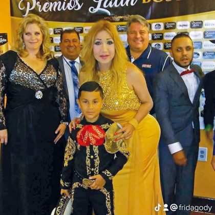 Shantell S&aacute;ez, directora de Latin Awars Boston USA, con los artistas premiados del 2025.