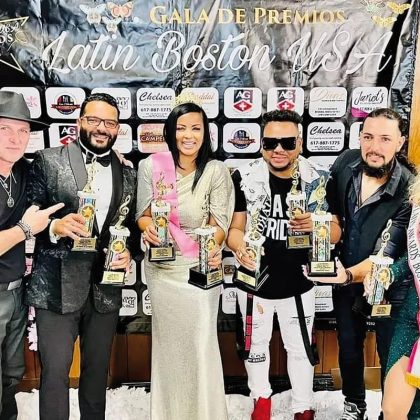 Artistas de todos los g&eacute;neros en escena con sus trofeos en mano.
