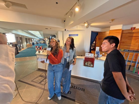 Nare Villarroel y Ada S&aacute;nchez en pleno recorrido por el museo