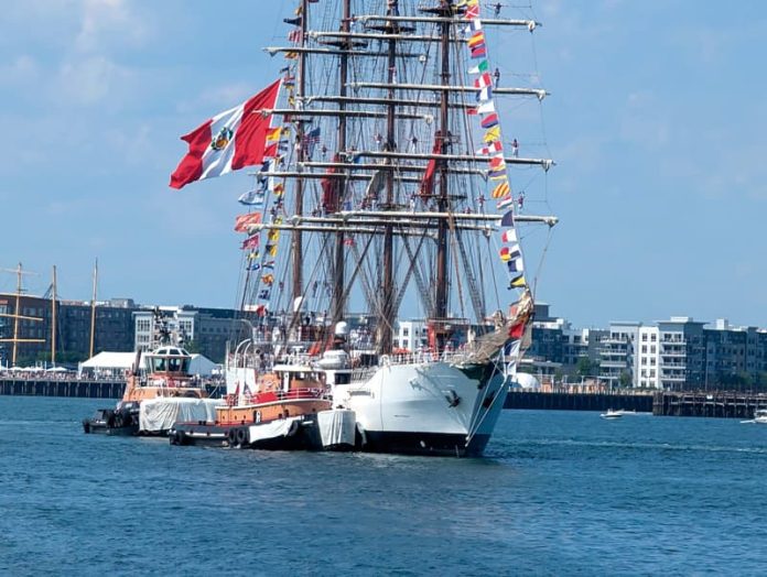Gran arribo al puerto de Boston del buque escuela "Unión" con la bandera peruana flameando.