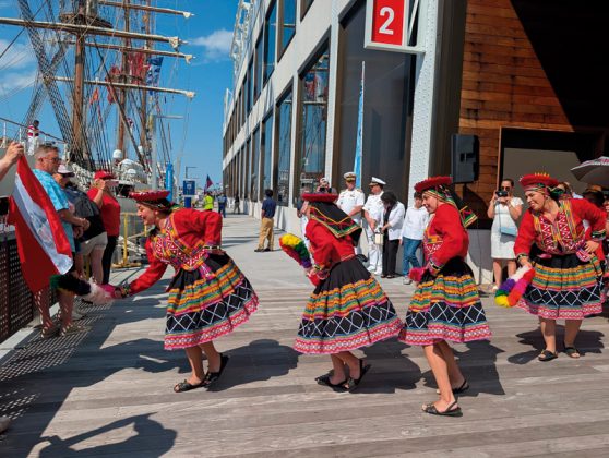 El grupo de m&uacute;sica y danza de Pumawari Tusuy hizo vibrar de emoci&oacute;n a los peruanos en la recepci&oacute;n del buque "Uni&oacute;n".