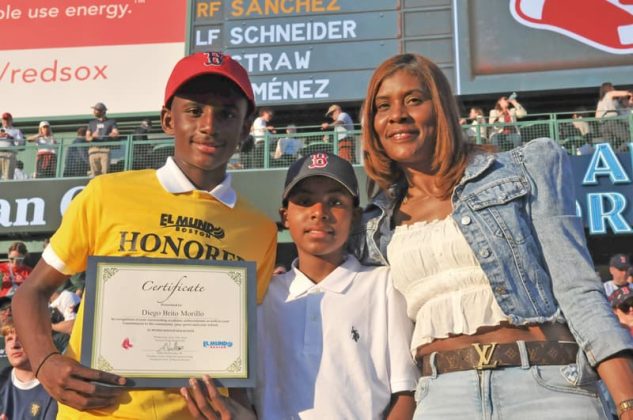 Familia de estudiante feliz