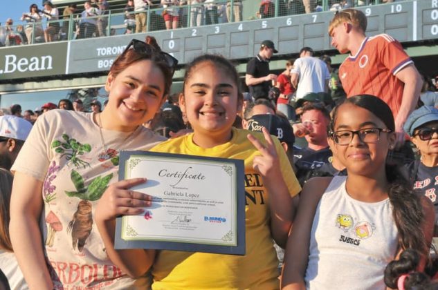 Familia de estudiante feliz