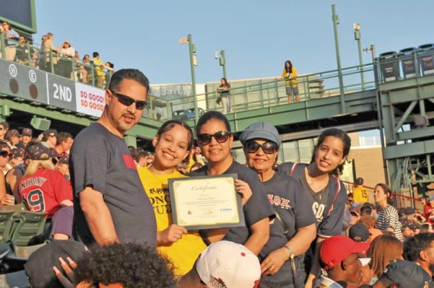 Familia de estudiante feliz