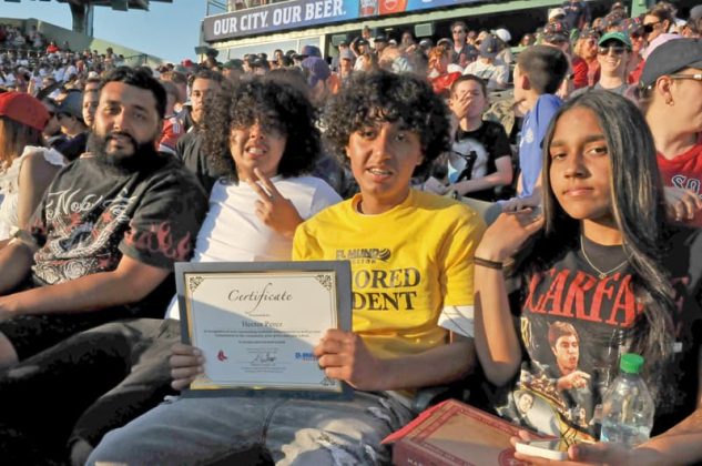 Familia de estudiante feliz