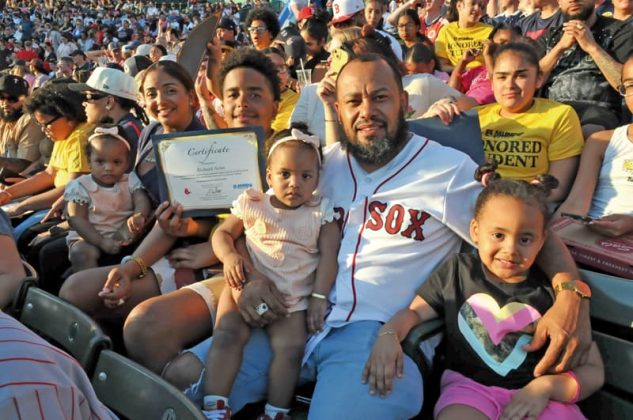 Familia de estudiante feliz