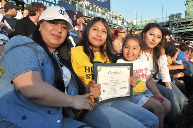 Familia de estudiante feliz