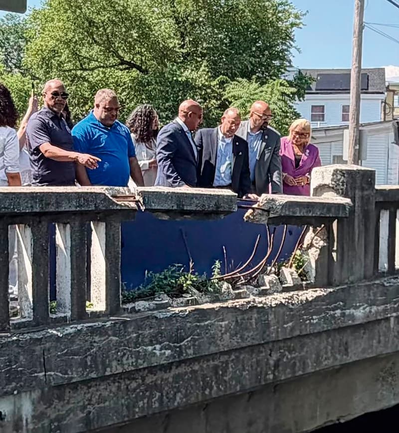 Autoridades municipales y estatales observan el puente de Daisy Street deteriorado.