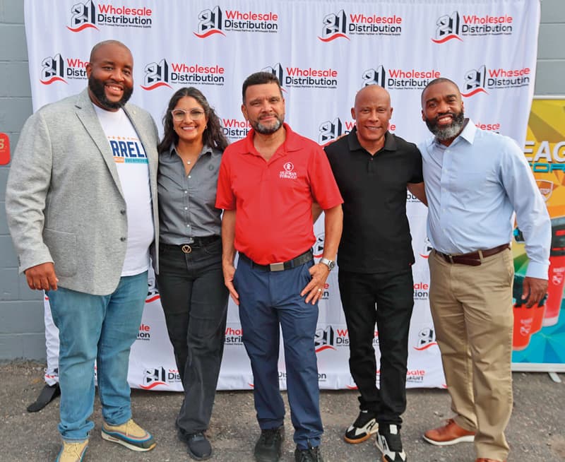 El Representante estatal, Christopher Worrel y el concejal de Boston, Brian Worrel, prestaron valioso apoyo a la Gran Feria Mayorista de Verano 2026.