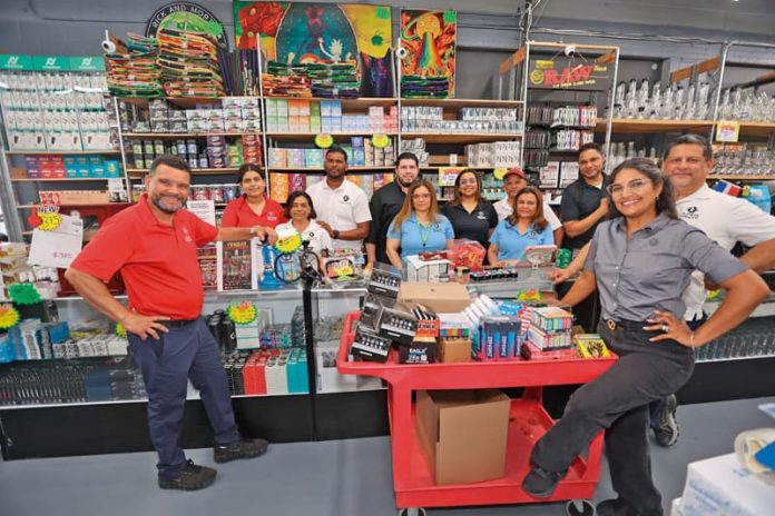 Francisco Marte y Cindy Martes con todo su personal de apoyo