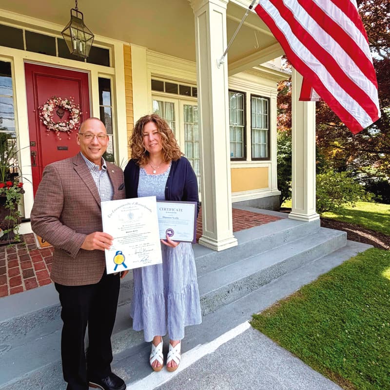Representante estatal, Frank Morán, con heroína Shannon Scully.