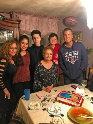 Do&ntilde;a Flor Vasallo rodeada de sus hijos Alberto y Mar&iacute;a y de sus nietos Michael y Nicholas Arsenault y de Alexandra Vasallo.