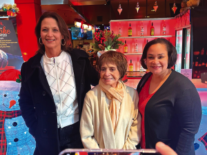 Adiós Doña Flor 1 En una de las últimas actividades por Navidad, Doña Flor rodeada de Mary Ann Morrota y Wendy Arias.