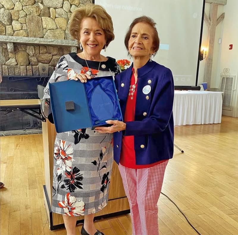 Adiós Doña Flor 17 Foto del recuerdo. Doña Flor Vasallo recibe reconocimiento de Cónsul del Ecuador en Boston Beatriz Stein, por su apoyo a la comunidad.