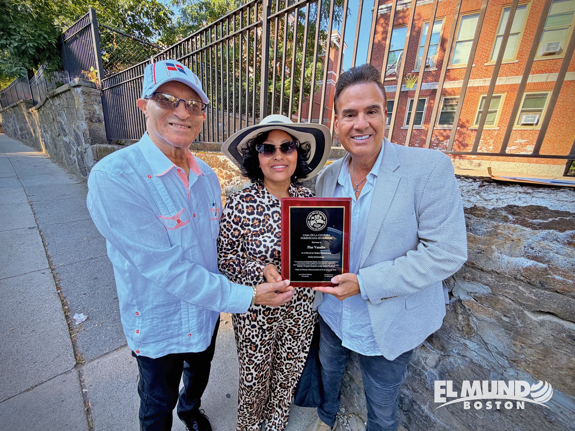 Adiós Doña Flor 11 Homenaje a Doña Flor Vasallo. Alberto Vasallo III recibe reconocimiento de manos del presidente de la Casa de la Cultura Dominicana, Luis Matos, y de Rosana Rivera, coordinadora de eventos.