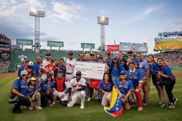 Jugadores venezolanos de los Red Sox se unieron con su comunidad en Fenway Park por una buena causa.