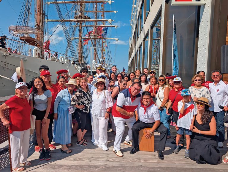 Comunidad peruana y la cónsul Stella Chirinos dieron entusiasta bienvenida al Buque de la Armada Peruana en el Puerto de Boston.