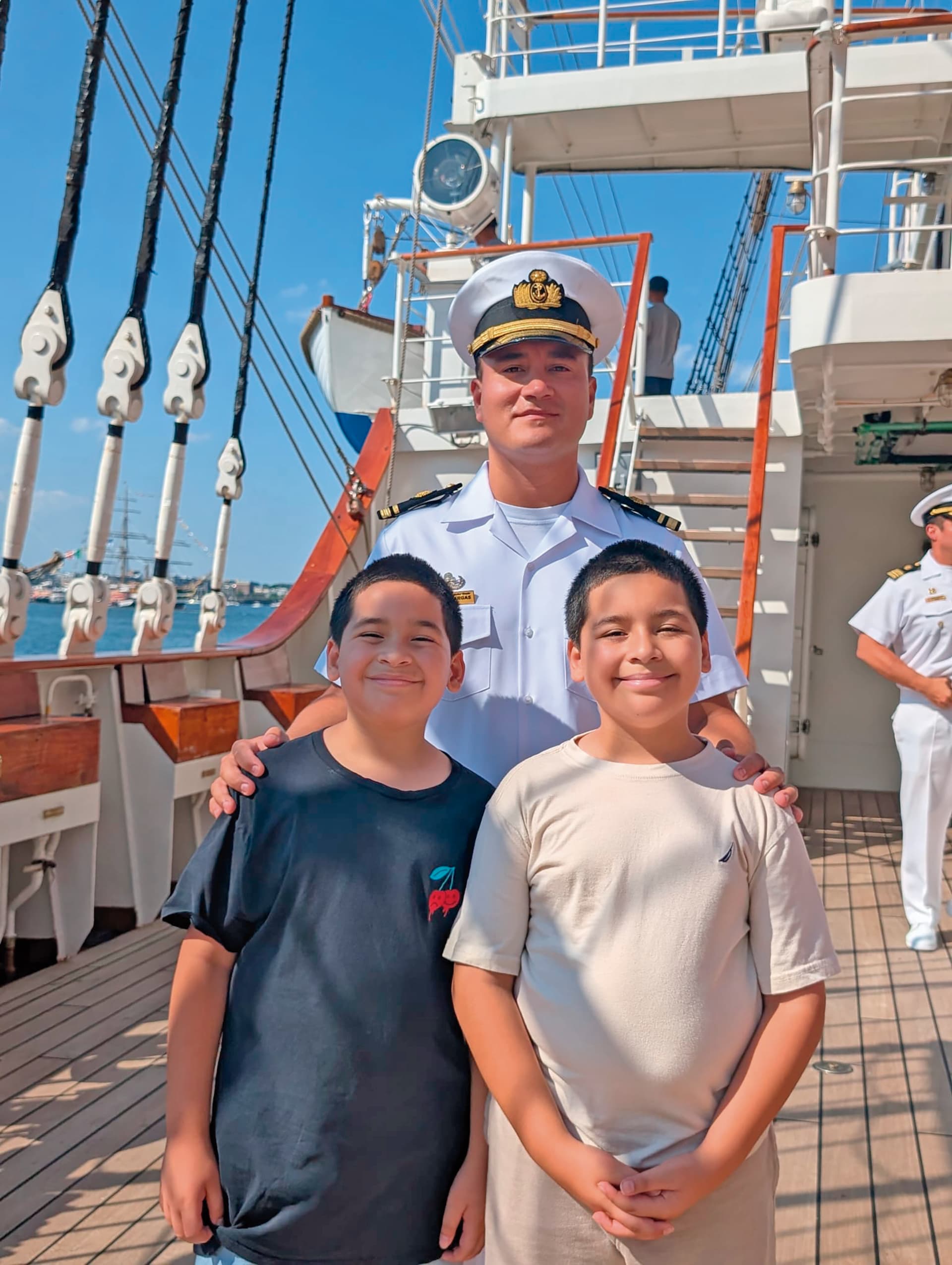Oficial de la Armada peruana con Benji y Jojo Rodríguez en su visita al buque Unión.