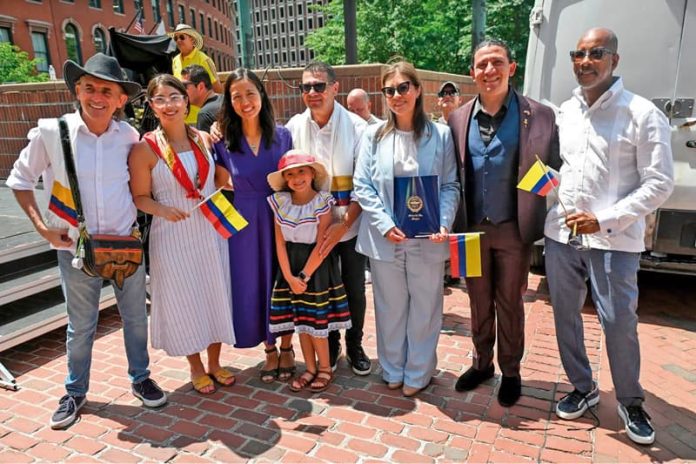 Alcaldesa Michelle Wu asistió a las celebraciones del aniversario patrio de Colombia.