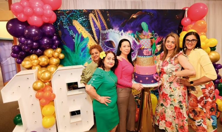 Los directivos de "Fuente de Vida" con el gran pastel de aniversario.