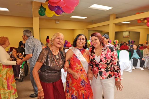 La Reina 2026 del Centro para Adultos Mayores con su directora .