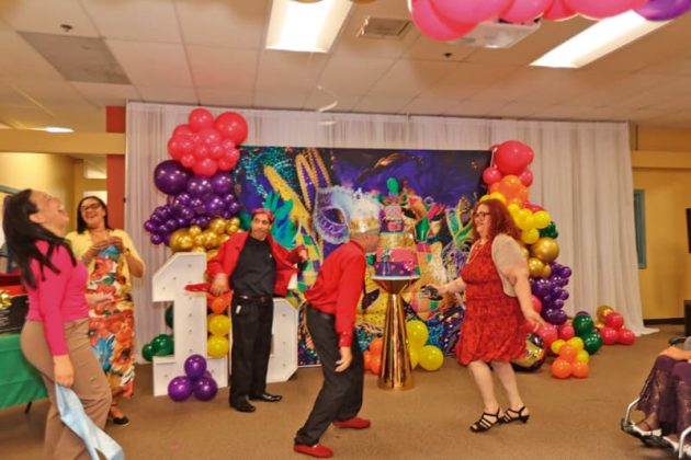 Entre risas y bromas, una de las personas de mayor edad demuestra que todav&iacute;a puede darle al baile