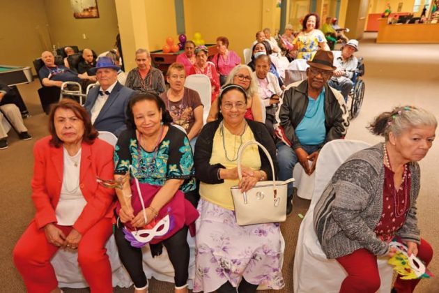 Gran participaci&oacute;n de los adultos mayores en la fiesta de aniversario.