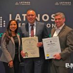Representante estatal, Judith García, con dos de los maestros premiados.