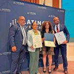 Representantes estatales Francisco Paulino y Estela Reyes y senador Pavel Payano con profesora premiada Jasmin Muñoz.