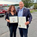 Representante estatal, Frank Morán, con educadora Itzel López Pantoja
