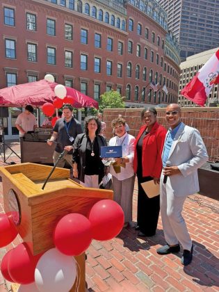 La C&oacute;nsul general del Per&uacute; en Boston, Stella Chirinos, presidi&oacute; actos celebratorios por su aniversario patrio.