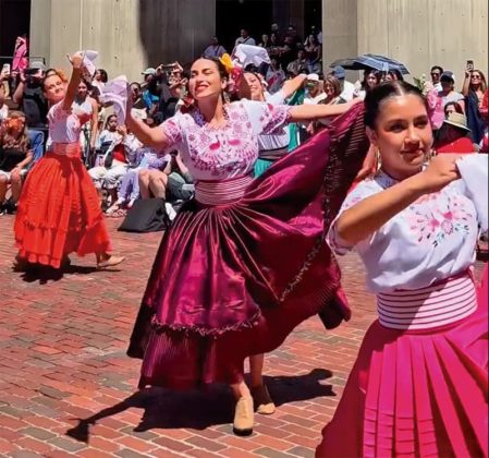 El baile de los diferentes grupos como Pumawari Tusuy se hicieron sentir en el City Hall.