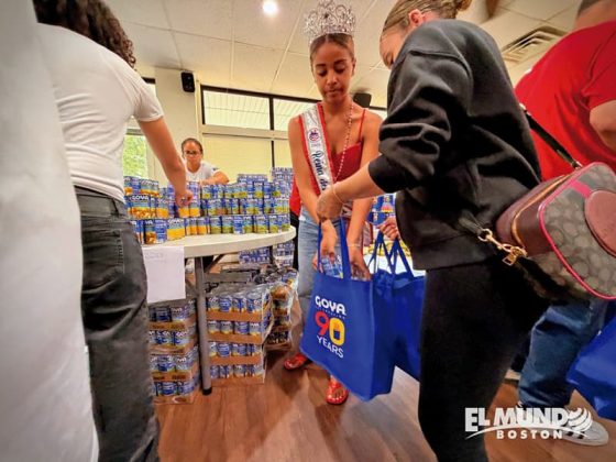 Muchos voluntarios participaron en el empaque de los alimentos de Goya Foods.