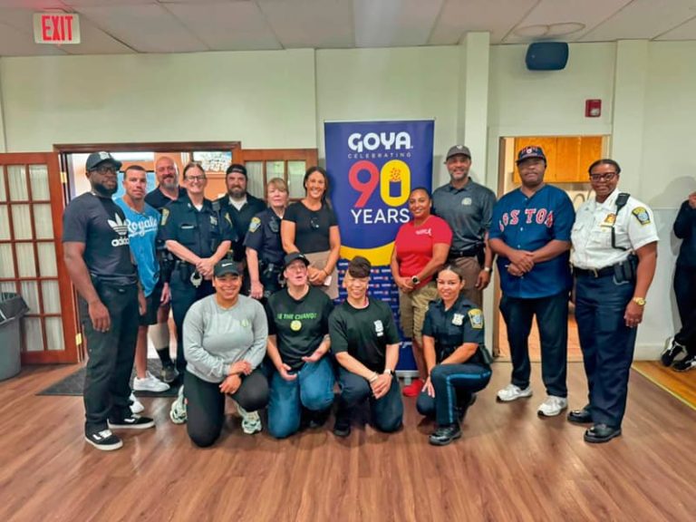 Oficiales latinos se sumaron a la distribución de los productos Goya.