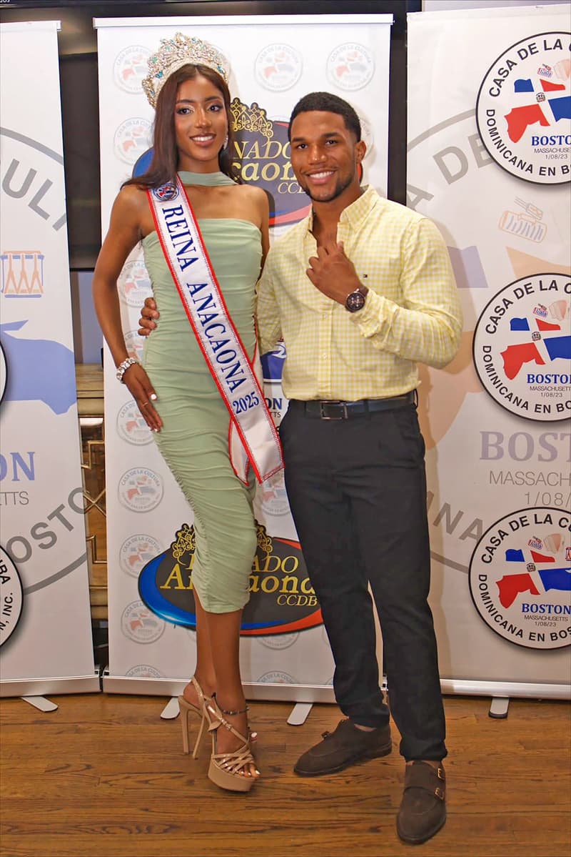 Gran presentación de candidatas para el Reinado Anacaona 2026 1 Eroddy Matos, coordinador del Reinado Anacaona 2026 con la Reina Anacaona 2025, Junielsi Piña.