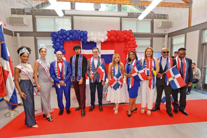 Los anfitriones (de izquierda a derecha). Cristin Franco, Virreina Anacaona 2026, Emily Victoria Díaz, Reina Anacaona 2026, Luis Matos, presidente de la Casa de la Cultura Dominicana en Boston, Jorge Sánchez, Mister Cultura Dominicana de Boston 2026. Gloria Rivera, coordinadora de la Mujer de la Casa de la Culture, María María, Madrina 2026, Luzmar Centeno, Madrina Internacional 2026 (Representando a Venezuela), Miguel Corporán, Dominicano Ejemplar / Padrino Oficial 2026, Padrino del Desfile y Festival.