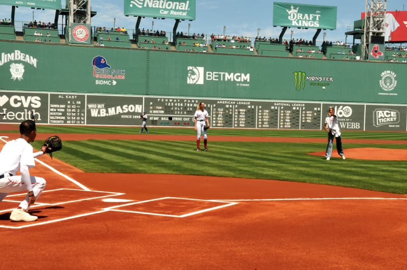 Premiación de estudiantes en Fenway Park 48 Lyahnnette Morales, Miss Massachusetts' Teen, took the mound and threw out the ceremonial first pitch before the game, kicking off an unforgettable celebration.