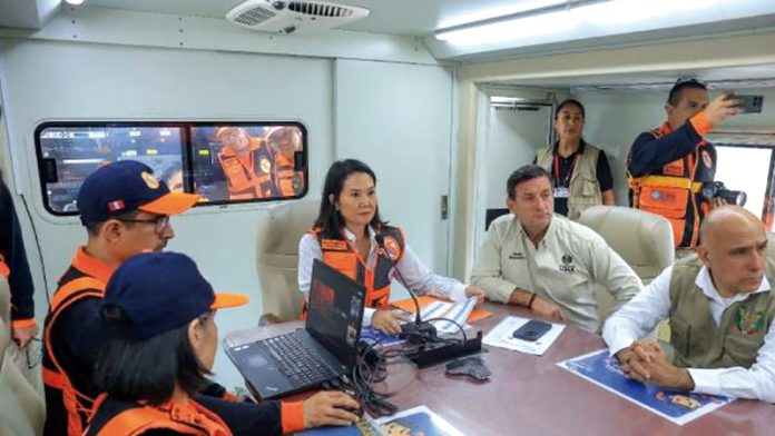 Presidenta Keiko Fujimori en pleno simulacro de terremoto en Perú.