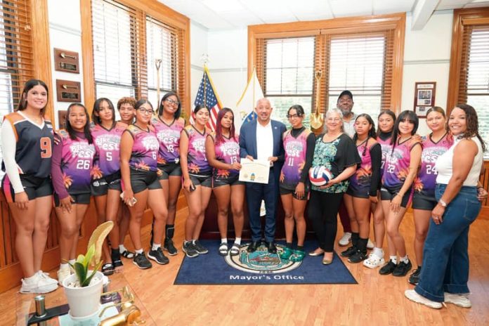 Alcalde de Lawrence recibió a jugadores en su despacho
