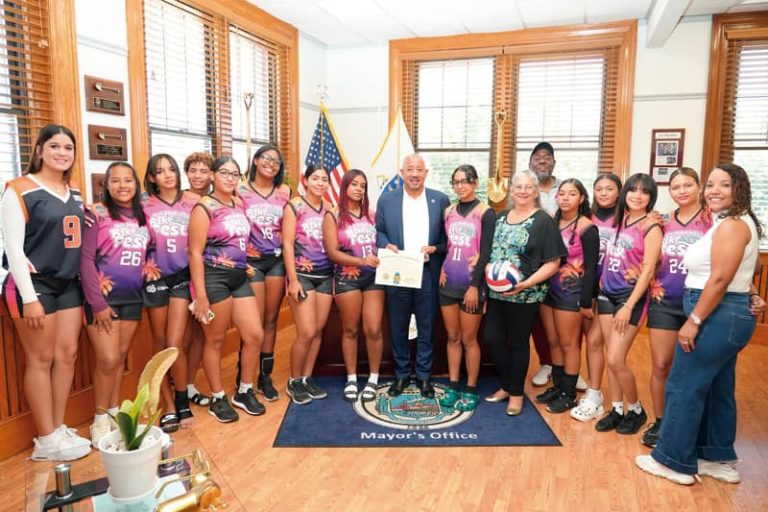 Alcalde de Lawrence recibió a jugadores en su despacho